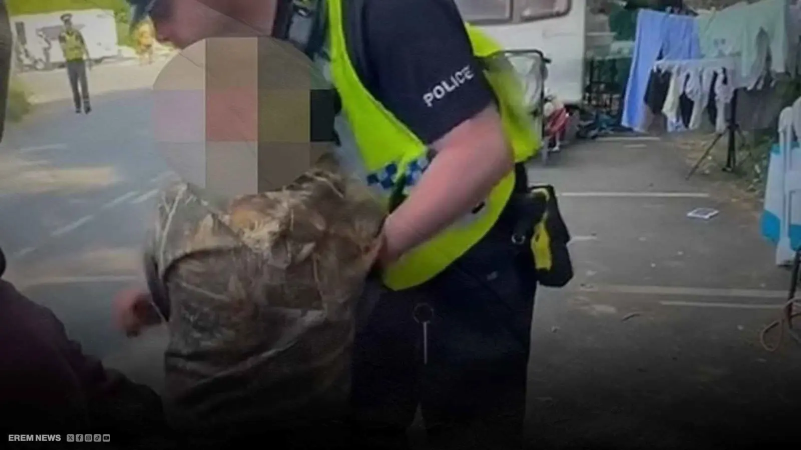 الشرطة البريطانية تقيّد طفلين بالأصفاد