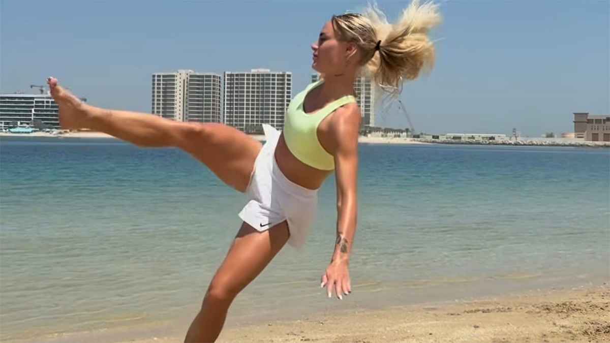 أجمل لاعبة في العالم تستعرض مهاراتها على شاطئ دبي (فيديو)