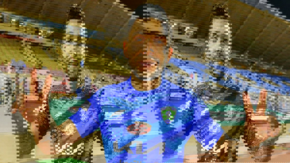 شاهد إشارة بيتروس لجمهور الهلال بعد مباراة الفتح (فيديو)