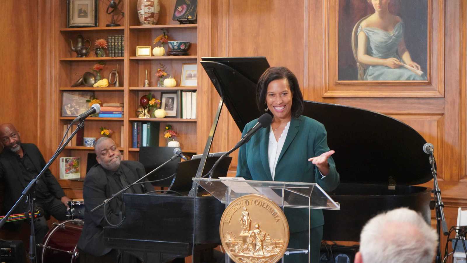 "رحلة خارجية" تقود رئيسة بلدية واشنطن إلى التحقيق