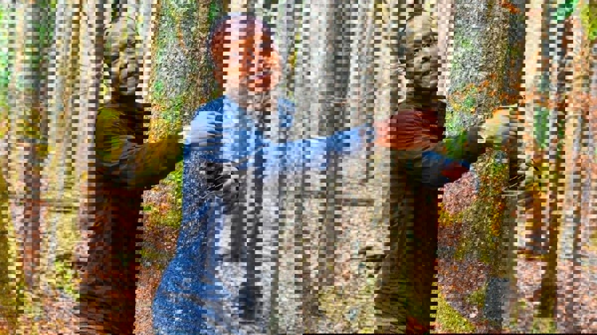 في ساعة.. رجل يدخل "غينيس" بمعانقة أكثر من ألف شجرة (صور)