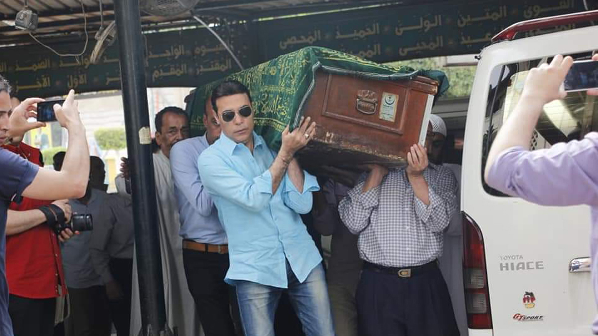 حضور "باهت" لنجوم الفن في جنازة محمد نجم (صور)