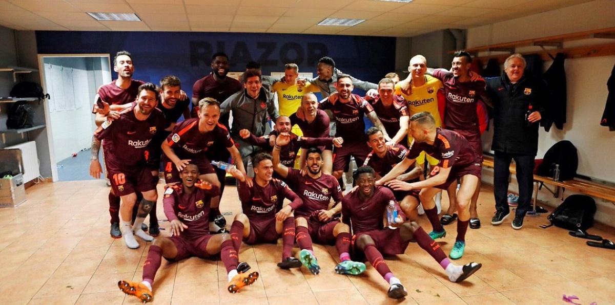 لاعبو برشلونة يحتفلون بلقب الدوري الإسباني داخل غرفة خلع الملابس (فيديو)
