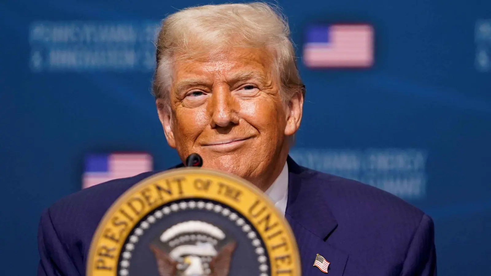 "بطريقة ودية جداً".. ترامب يكشف عن استراتيجيته لمواجهة الصين