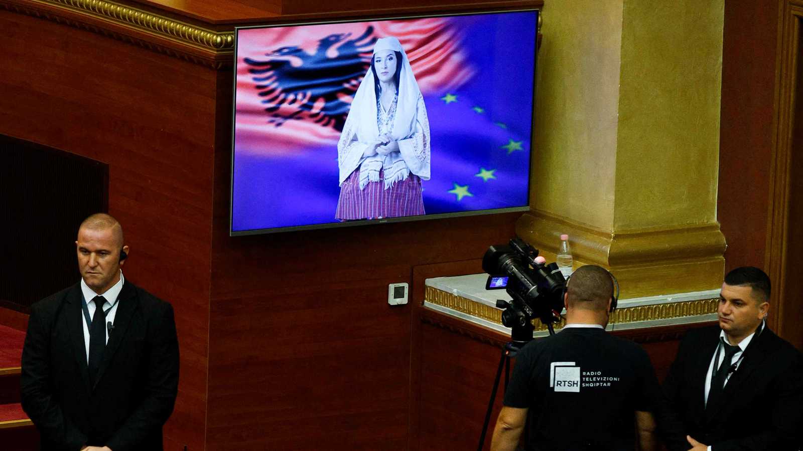 وسط معارضة شرسة.. الوزيرة الافتراضية "دييلا" تلقي أول كلمة أمام برلمان ألبانيا