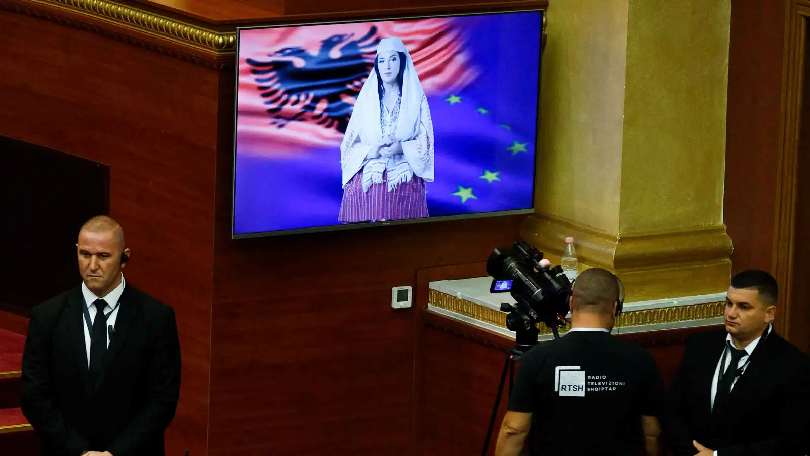 وسط معارضة شرسة.. الوزيرة الافتراضية "دييلا" تلقي أول كلمة أمام برلمان ألبانيا