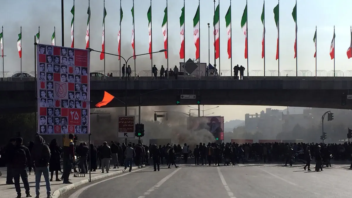 خطاب متناقض.. استمرار الاحتجاجات يربك النظام الإيراني