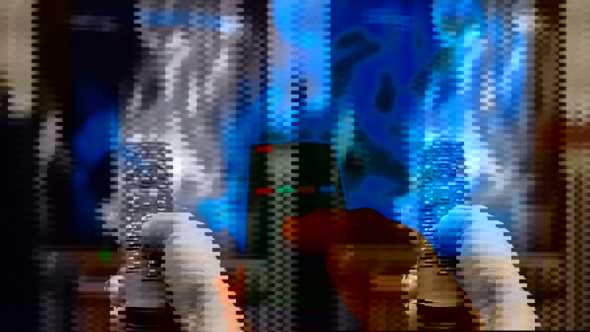 لماذا لا يجب عليك النوم أثناء مشاهدة التلفاز؟