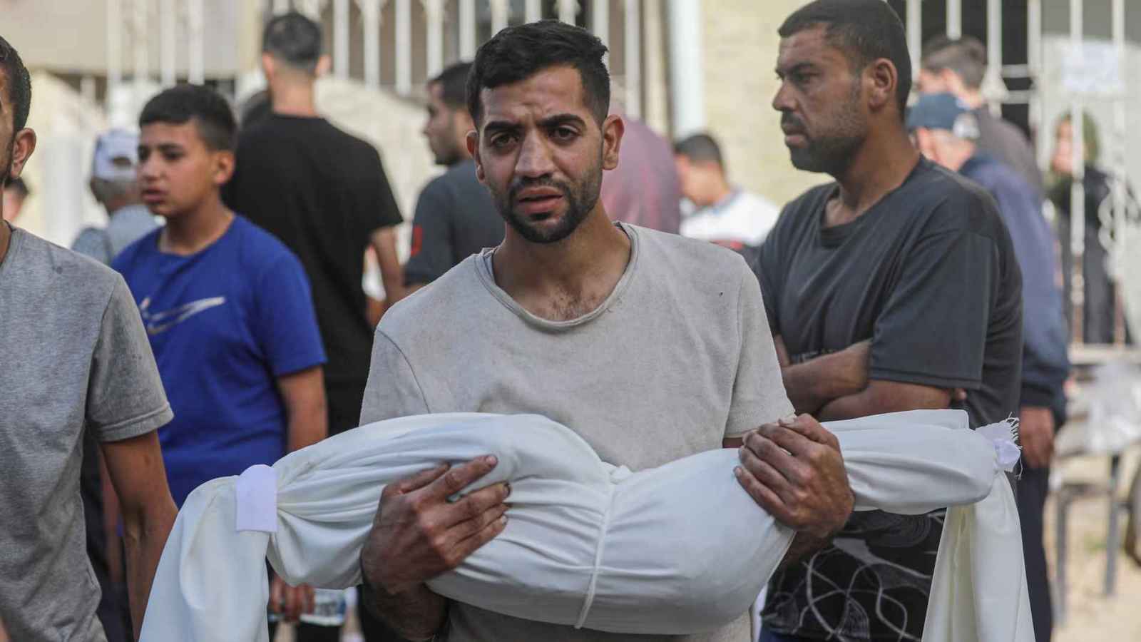 الغارديان: "قصف النازحين" استراتيجية إسرائيلية "متعمدة"