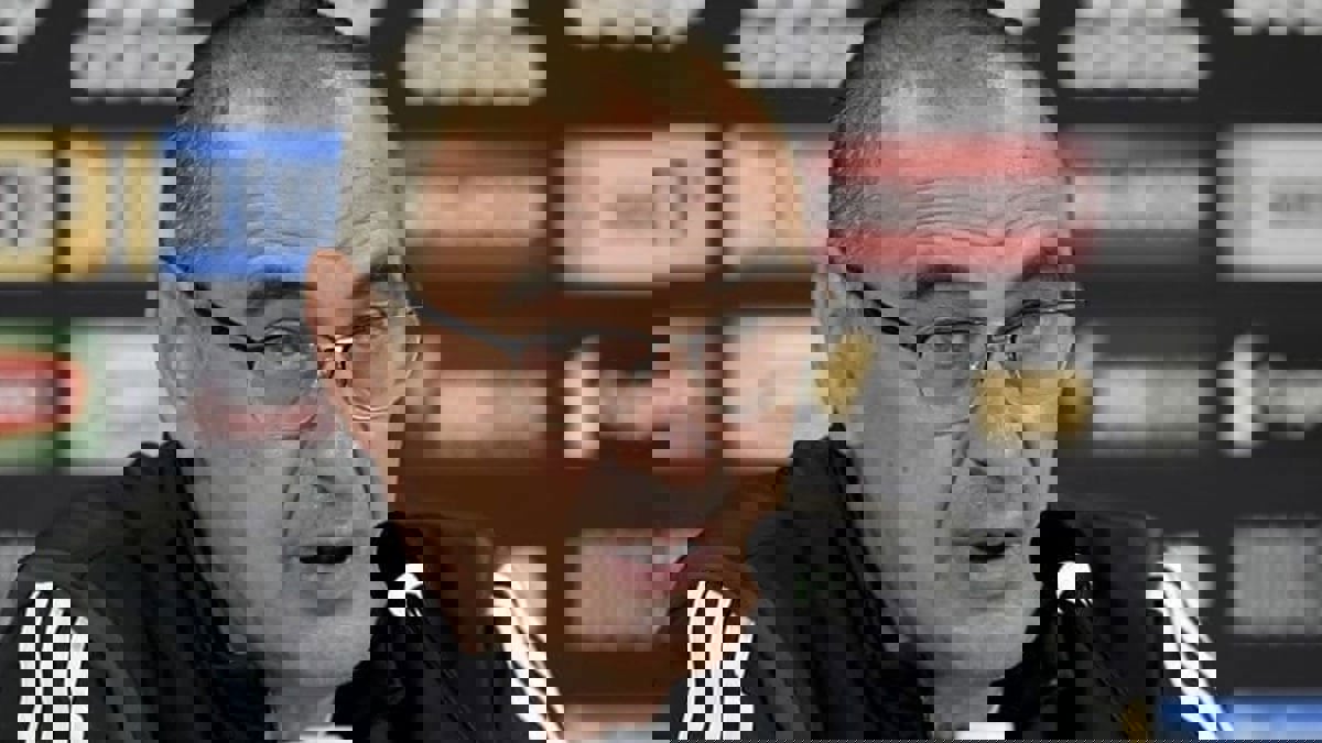 تشيزني يمنح ساري سيجارة خلال حواره على الهواء عقب تتويج يوفنتوس بلقب الدوري الإيطالي (فيديو)