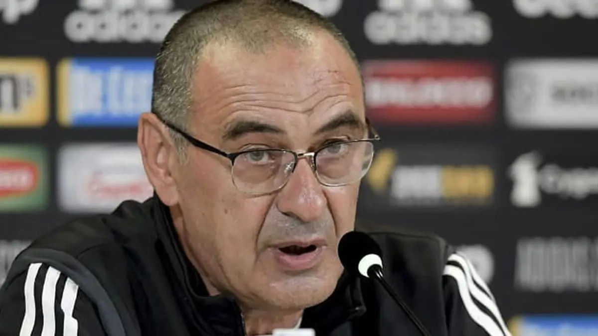 تشيزني يمنح ساري سيجارة خلال حواره على الهواء عقب تتويج يوفنتوس بلقب الدوري الإيطالي (فيديو)