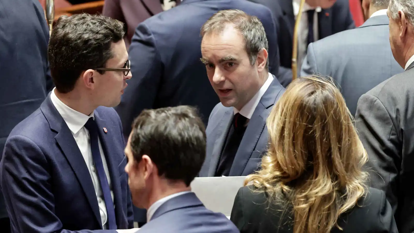 فرنسا.. جدل بعد لجوء ليكورنو إلى مادة دستورية لاعتماد الميزانية