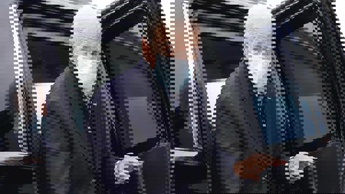 رجل عارٍ يلتقط صورة لبايدن خلال توجهه إلى قمة غلاسكو