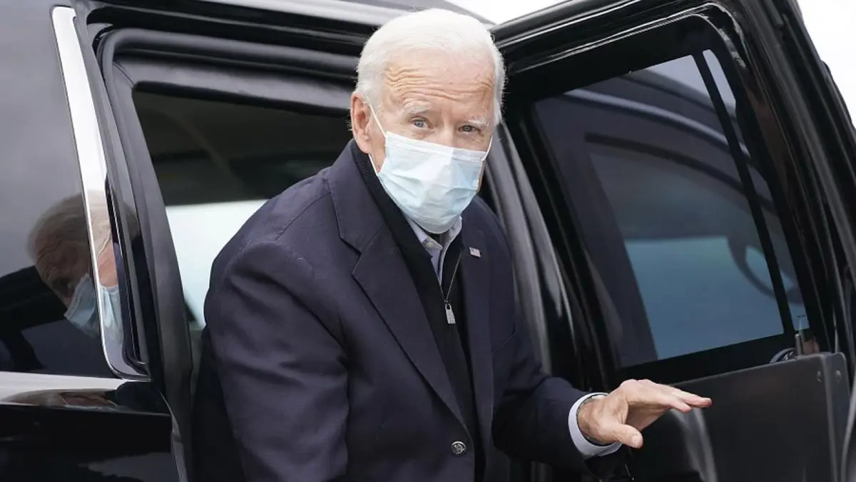 رجل عارٍ يلتقط صورة لبايدن خلال توجهه إلى قمة غلاسكو