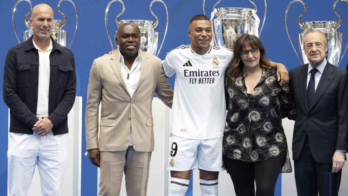 والد زيزو وأم مبابي.. 6 نجوم دفعوا ثمن سيطرة "أولياء الأمور"