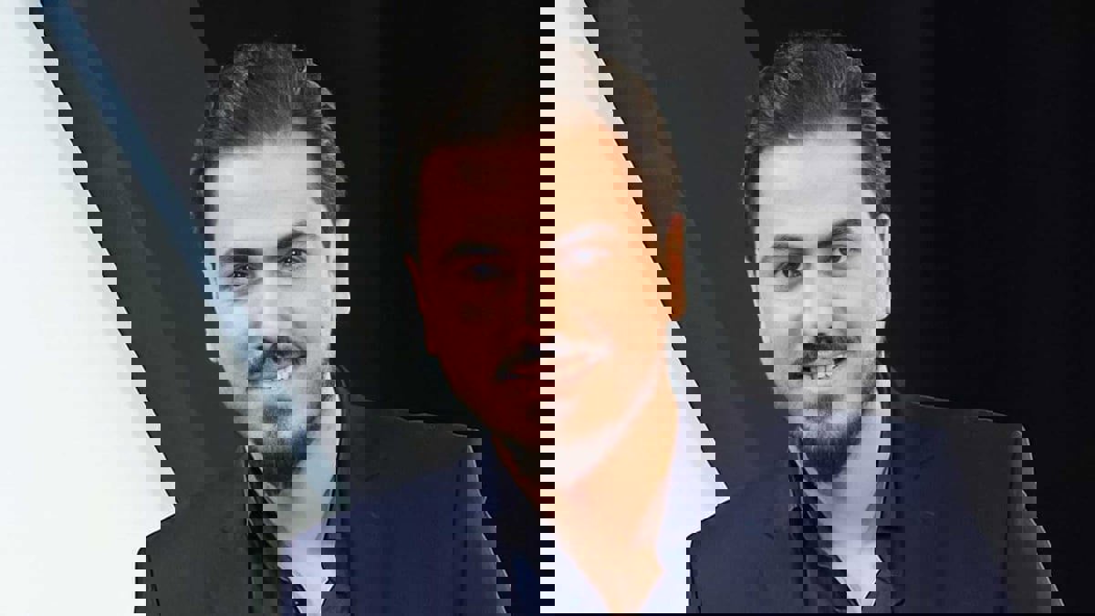 بعد محمد رمضان.. نزار الفارس يدخن "الشيشة" في برنامج تلفزيوني