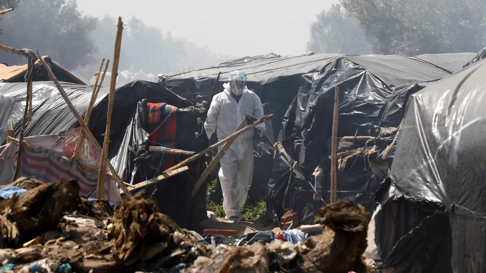 بإزالة الخيام.. هل تنجح تونس في إنهاء أزمة المهاجرين؟