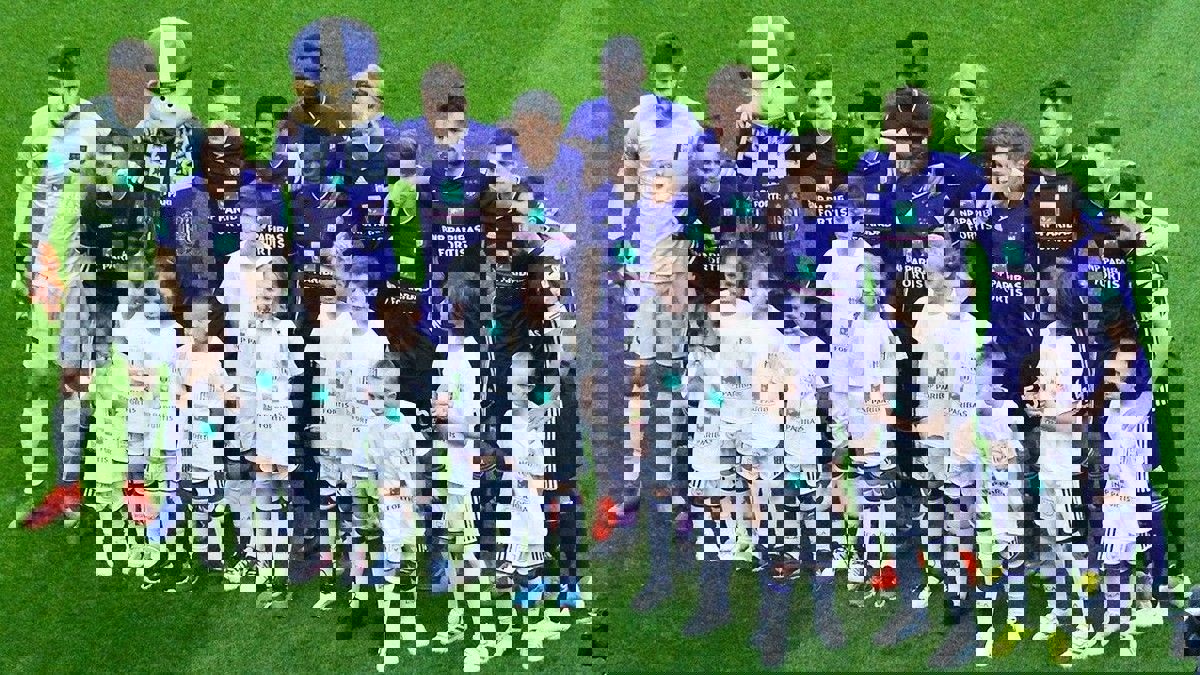 "الفيفا" يُغرّم" نادي أندرلخت لانتهاكه قواعد انتقالات اللاعبين