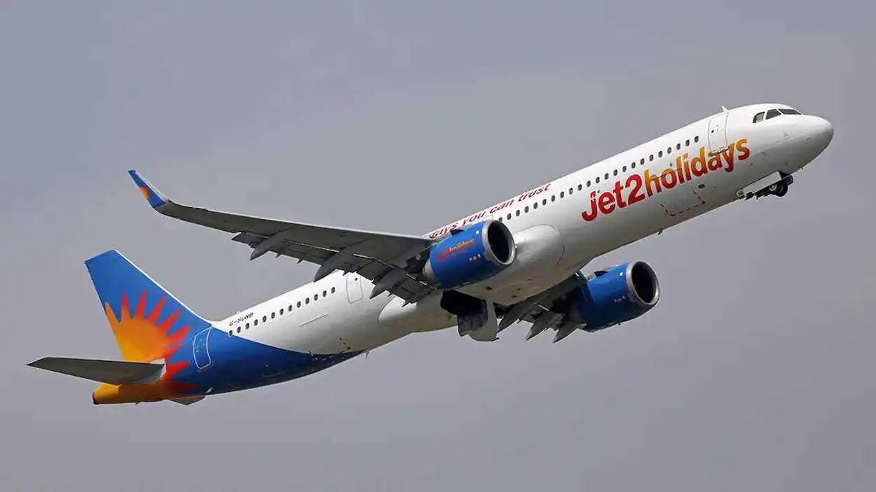 "عراك فوق السحاب".. رحلة من أنطاليا إلى مانشيستر تتحول لحلبة ملاكمة