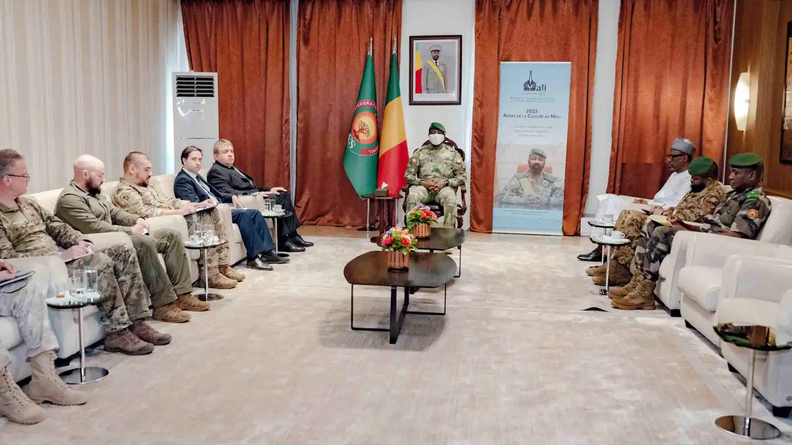 أسيمي غويتا يرد على شائعات مقتله بظهور مفاجئ (صور)