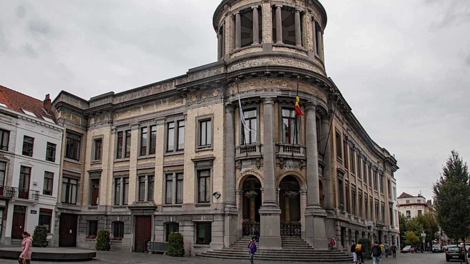 جدل في بلجيكا بعد تصريح صادم لعضو مجلس بلدي محجبة