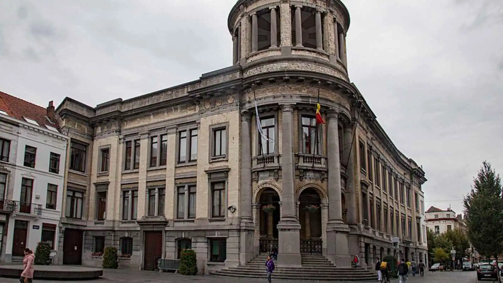 جدل في بلجيكا بعد تصريح صادم لعضو مجلس بلدي محجبة