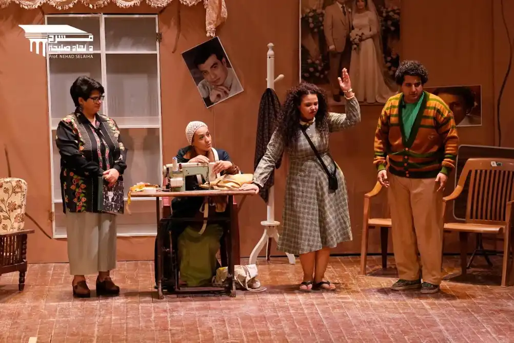 مشهد من مسرحية على كيفك ميل 