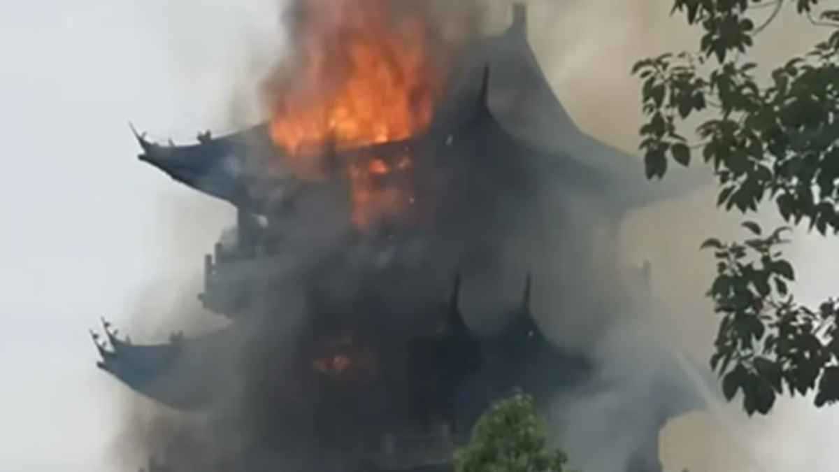 حريق يلتهم معبدا شهيرا بالصين.. والسبب "سائح" (فيديو)
