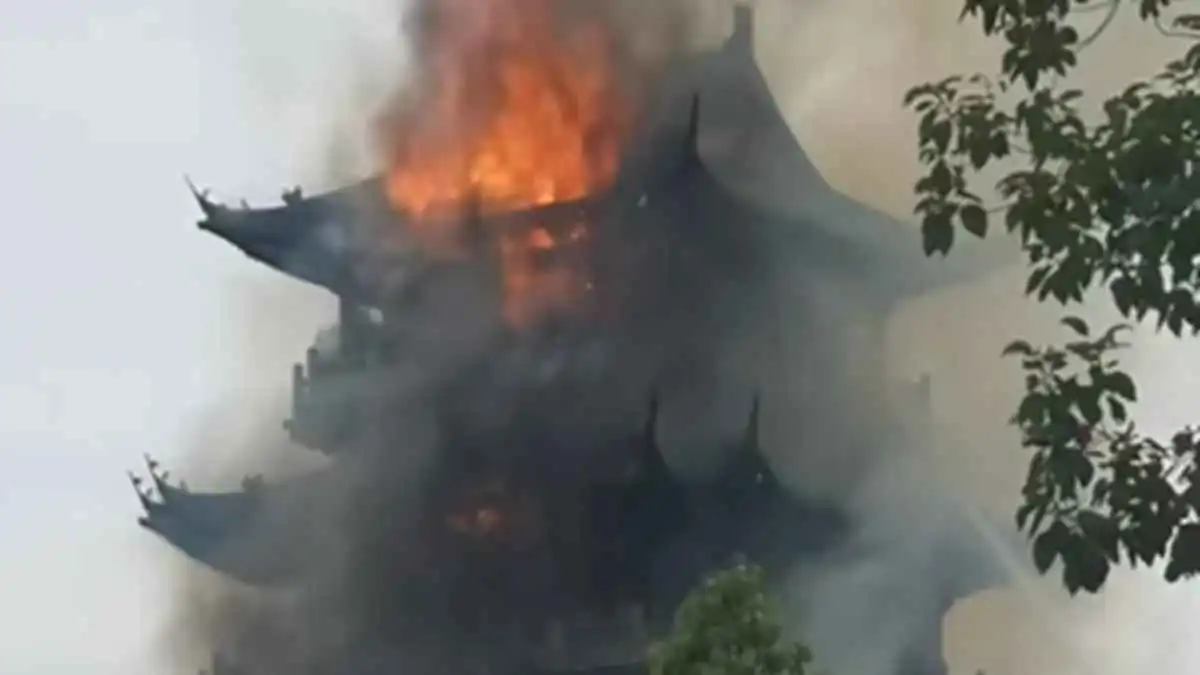 حريق يلتهم معبدا شهيرا بالصين.. والسبب "سائح" (فيديو)