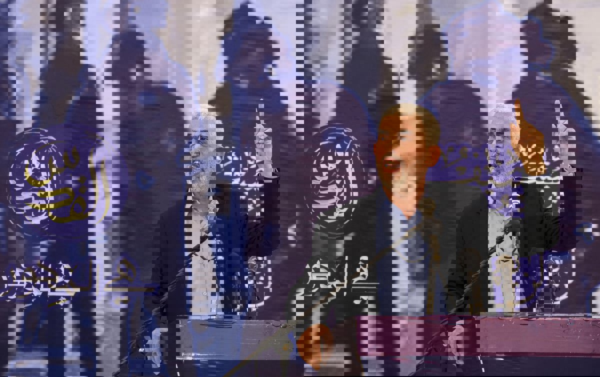 تحت البحر أو قرب الشاطئ.. قناة إسرائيلية تحدد مكان "اختباء" السنوار