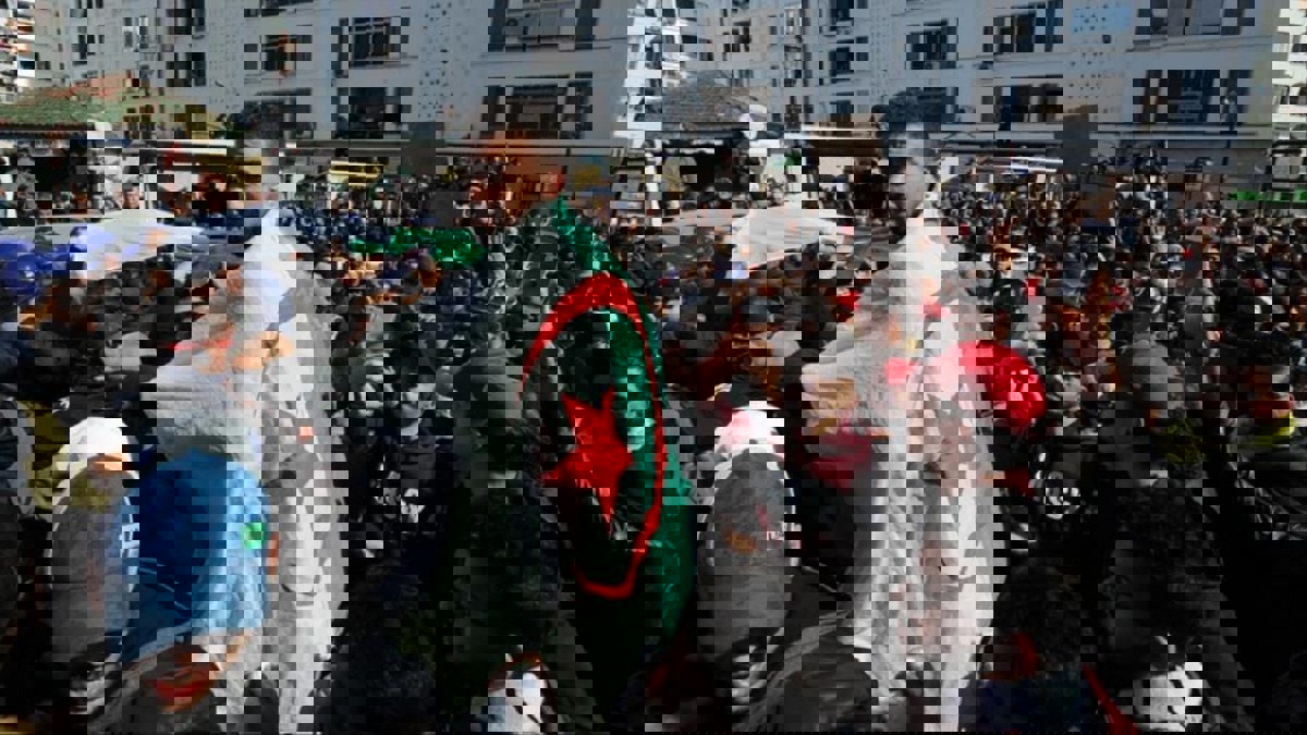 بعد فتور.. مئات الآلاف يعودون للتظاهر ضد رموز نظام بوتفليقة للجمعة الـ 11