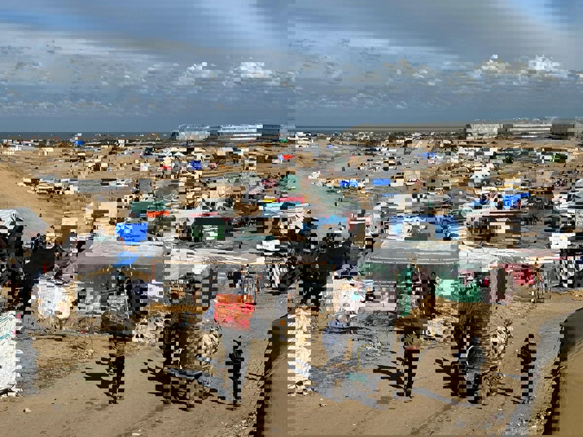 الزوارق الإسرائيلية "خطر إضافي" على النازحين في منطقة المواصي