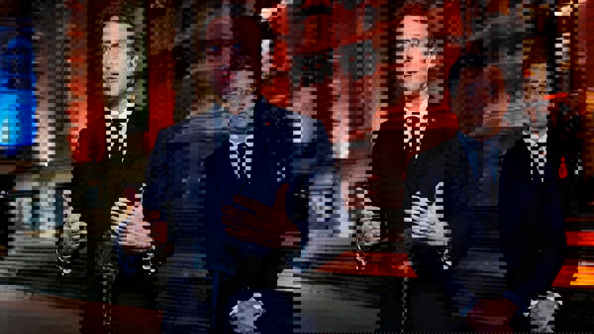 ماكرون يرفض استقالة وزير الداخلية رغم "إسقاط" قانون الهجرة