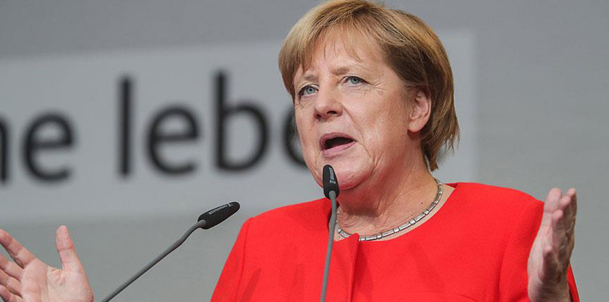 مجهولون يرشقون ميركل بالطماطم خلال تجمع انتخاب (فيديو)