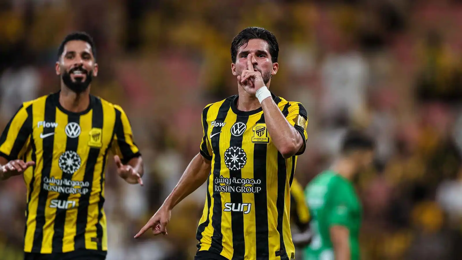 الاتحاد يجتاز الفتح ويتصدر مؤقتا الدوري السعودي (فيديو)