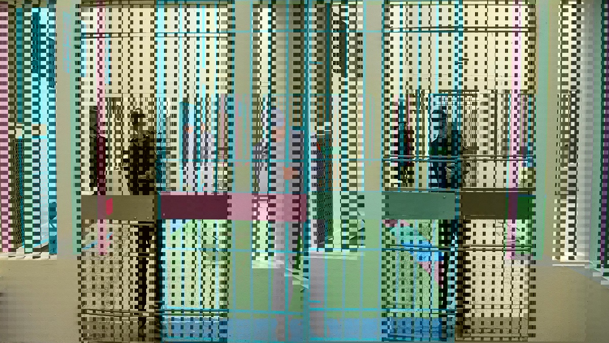 نزلاء السجون معضلة الحكومات في أزمة كورونا