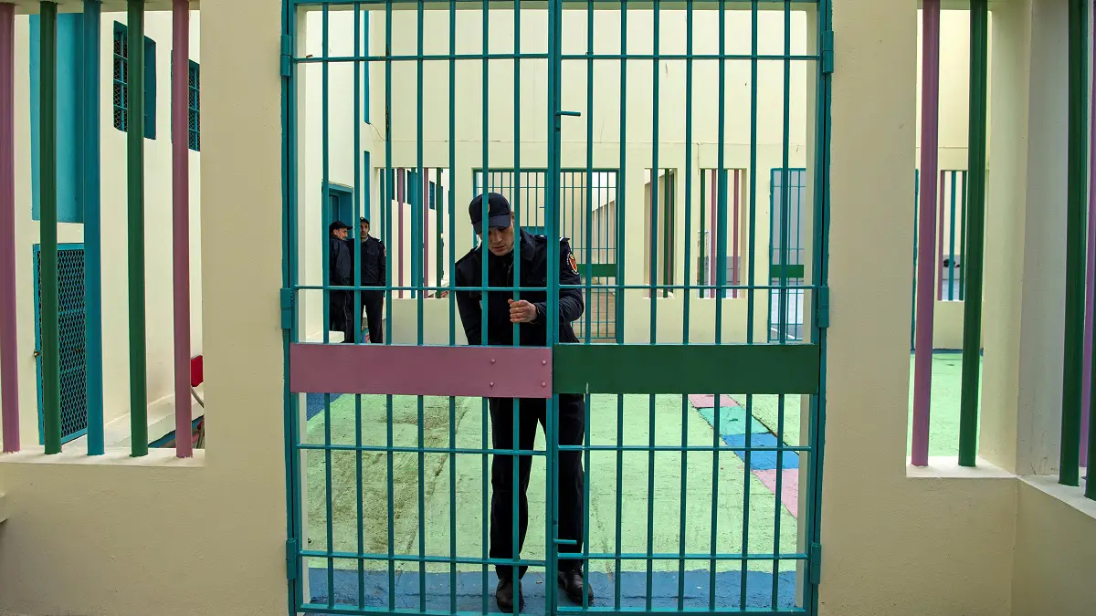نزلاء السجون معضلة الحكومات في أزمة كورونا