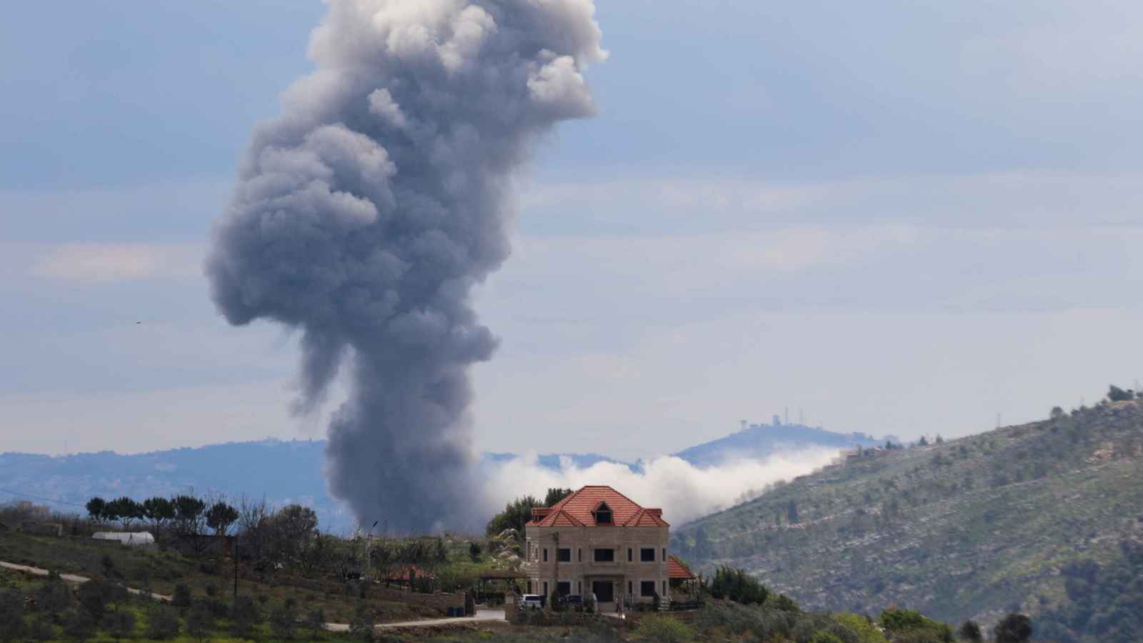 بالمدافع والقنابل الحارقة.. إسرائيل تقصف جنوب لبنان
