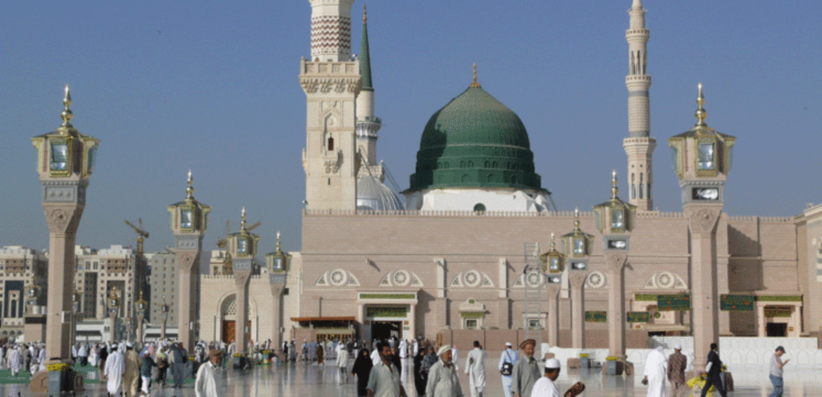 شاهد كيف احتفل مؤذن الحرم النبوي الجديد بأول أذان له (فيديو)