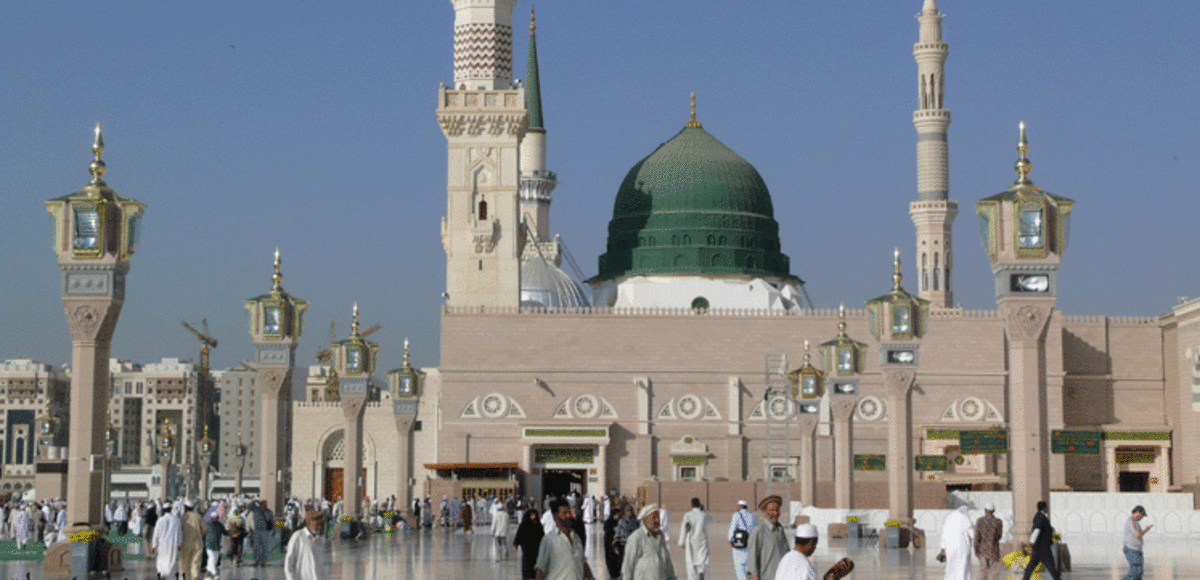 شاهد كيف احتفل مؤذن الحرم النبوي الجديد بأول أذان له (فيديو)