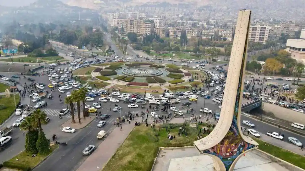 حفرة غامضة تؤدي إلى كهف في "ساحة الأمويين" بدمشق