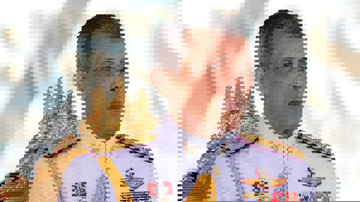 في خطوة مفاجئة.. ملك تايلاند يتزوج مضيفة طيران (فيديو)‎