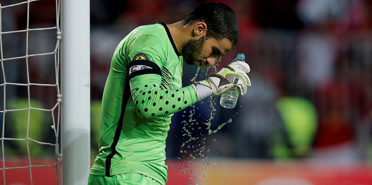 الأهلي المصري يشكو حكم مباراة الوداد.. ويستقر على بديل شريف إكرامي