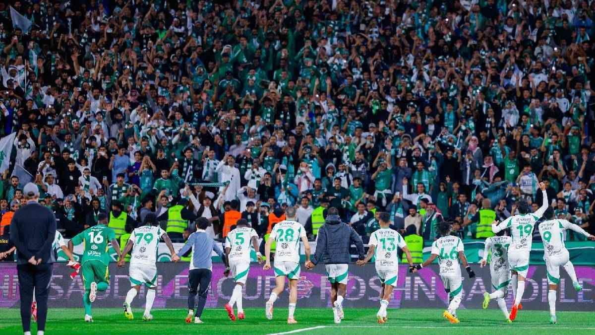 نجم الأهلي السعودي ينفذ وعده لزوجته (فيديو)