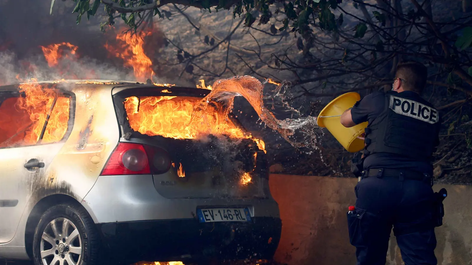 حرائق هائلة تجتاح مرسيليا وتشل حركة النقل (فيديو)