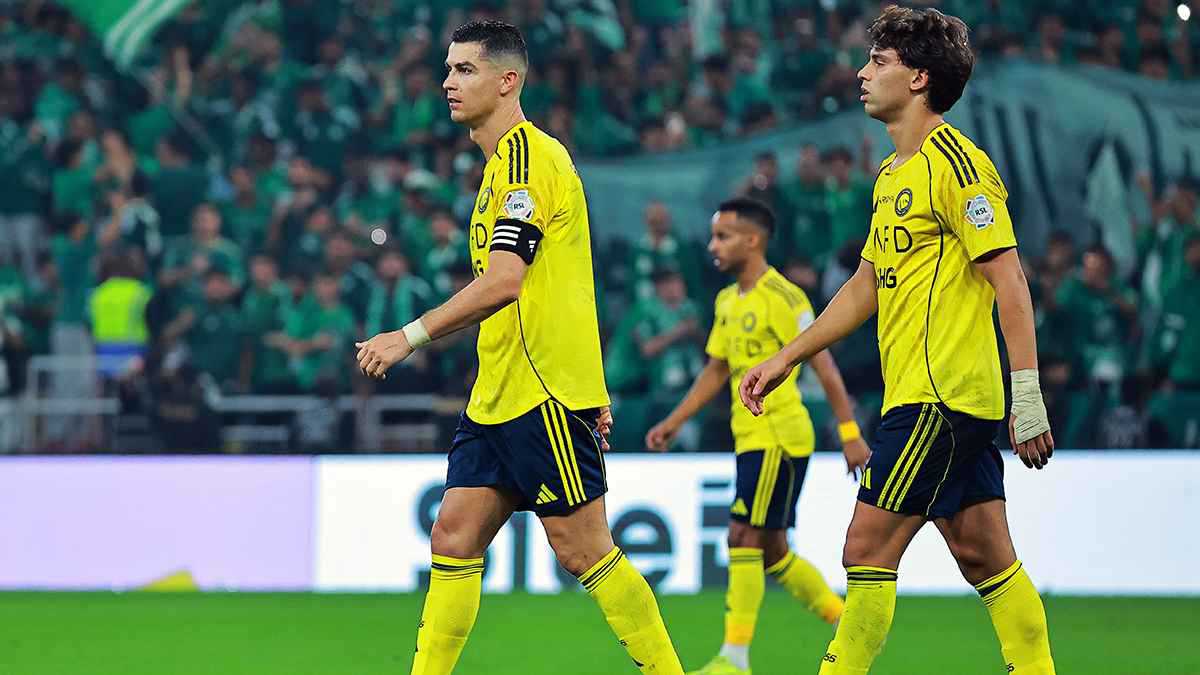 تسبب في مشادة كبيرة.. إداري الأهلي السعودي يستفز رونالدو وفيليكس (فيديو)