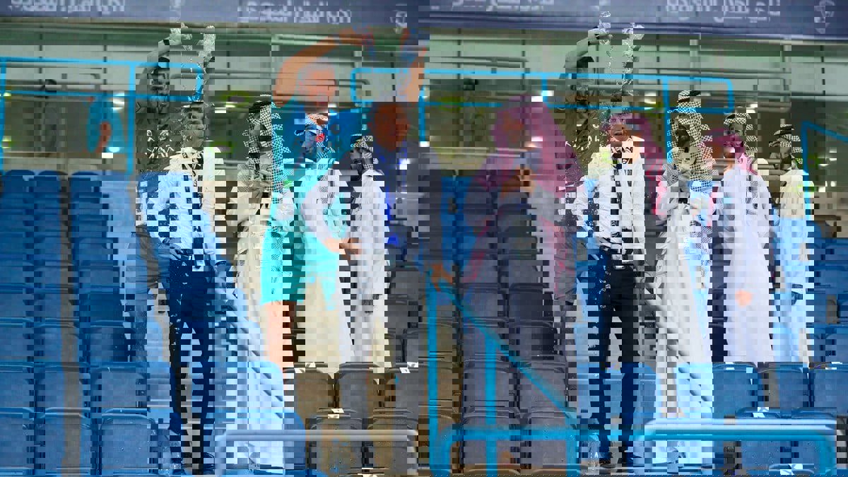 عضو الجهاز الفني لنادي الهلال يحتفل مع زوجته بلقب الدوري "عن بعد" (فيديو)