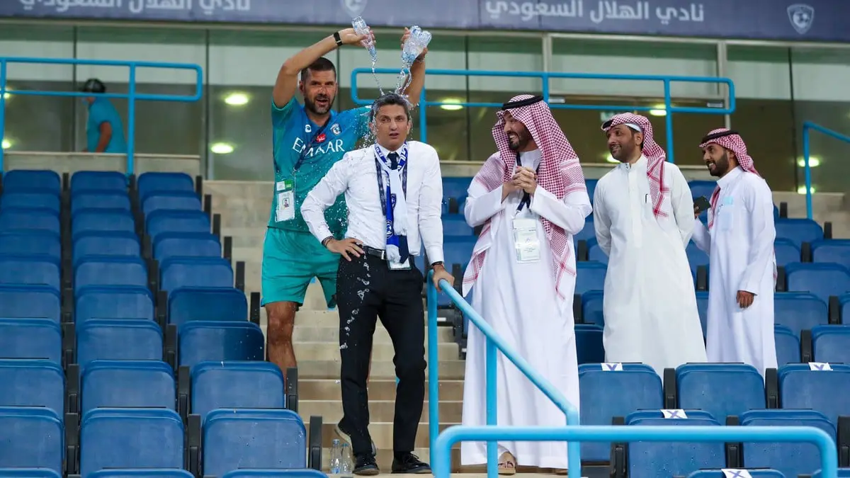 عضو الجهاز الفني لنادي الهلال يحتفل مع زوجته بلقب الدوري "عن بعد" (فيديو)