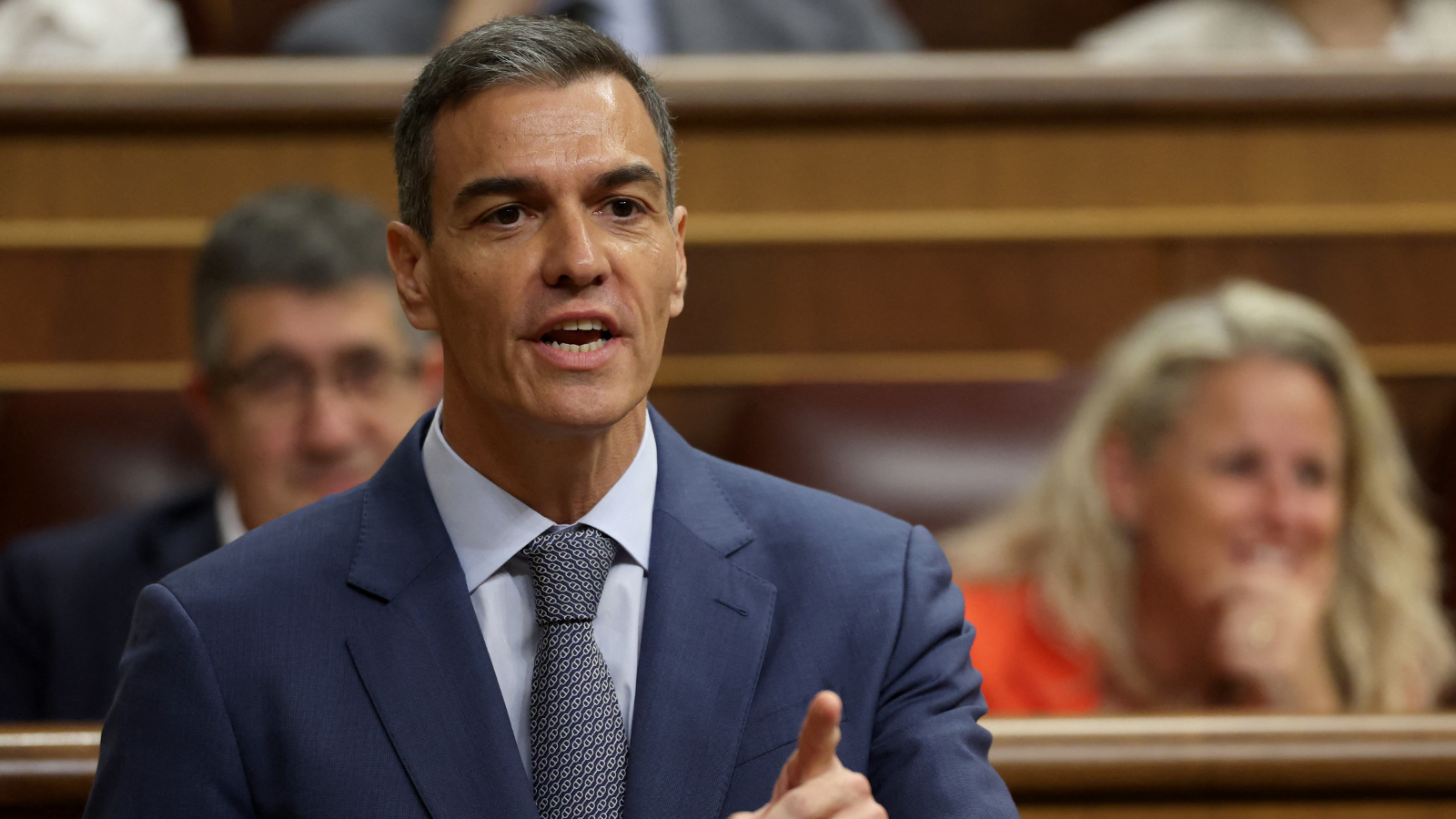 فضائح الفساد في إسبانيا.. حياة سانشيز السياسية "على المحك"