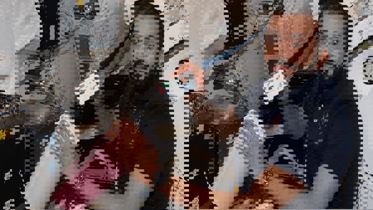 سلطان النيادي يكشف سرّ الضوضاء في الفضاء